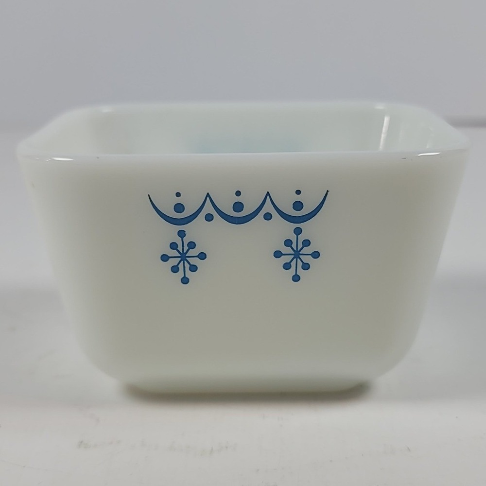 Pyrex 501 Snowflake Blue Refrigerator Dish 1.5 Cup Vintage Milk Glass White